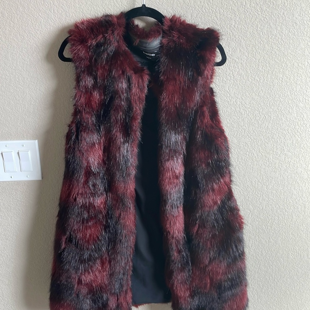 Make a statement with this stylish and warm
Sleeveless faux fur vest